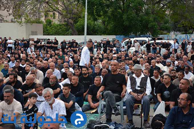 اهالي جلجولية يؤدون صلاة عيد الاضحى في ساحة مسجد الروضة في جلجولية 